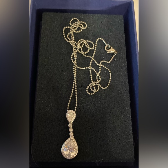 Elegant Silver Tone Cubic Zirconia Pendant Necklace NIB - Picture 5 of 6